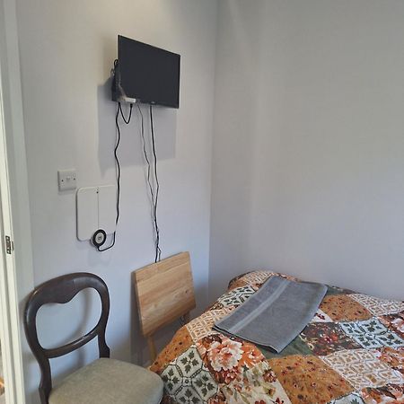 Budget Single Room Only For One Adult - Shared Flat Northolt  Exterior photo