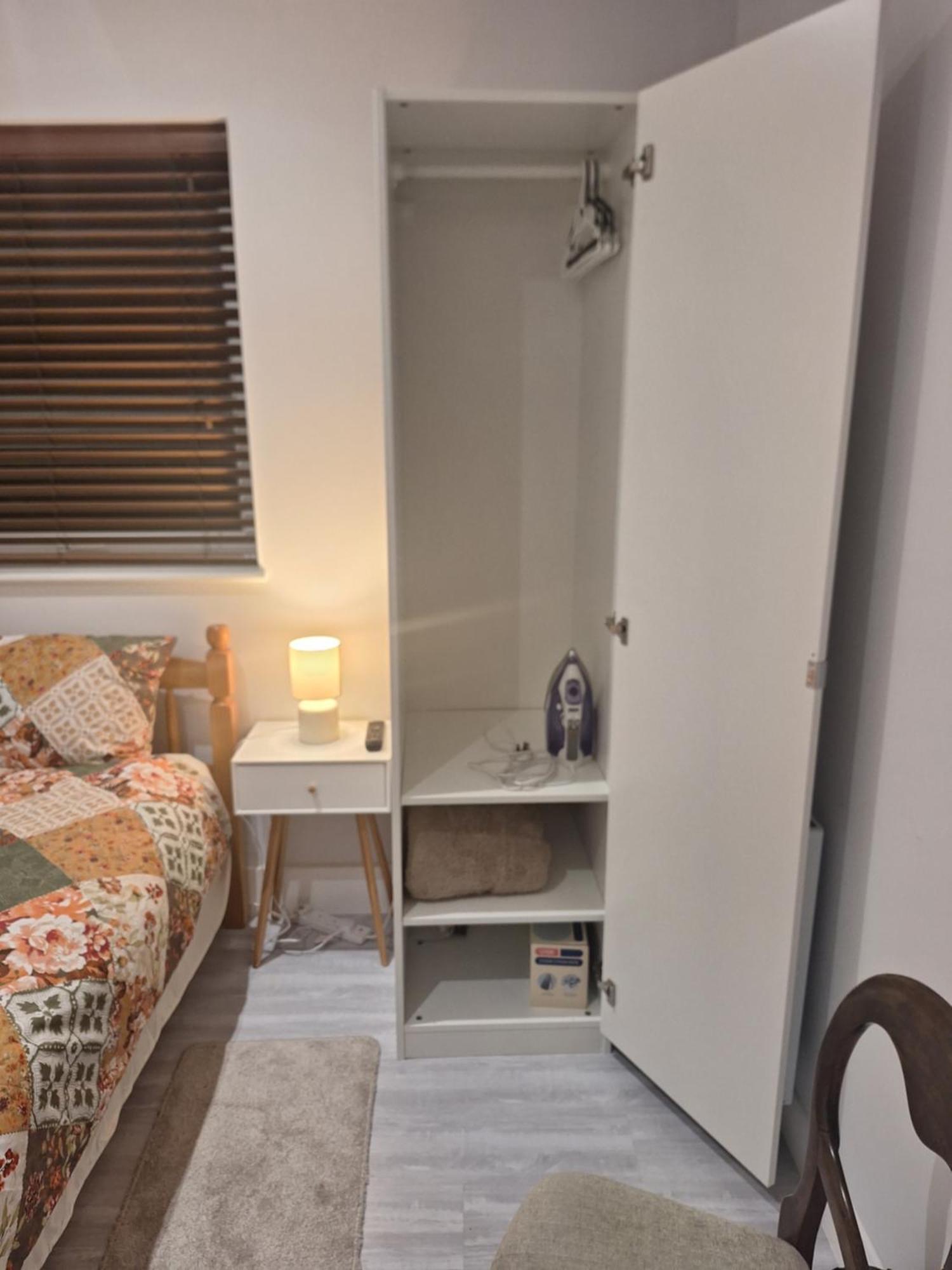 Budget Single Room Only For One Adult - Shared Flat Northolt  Exterior photo