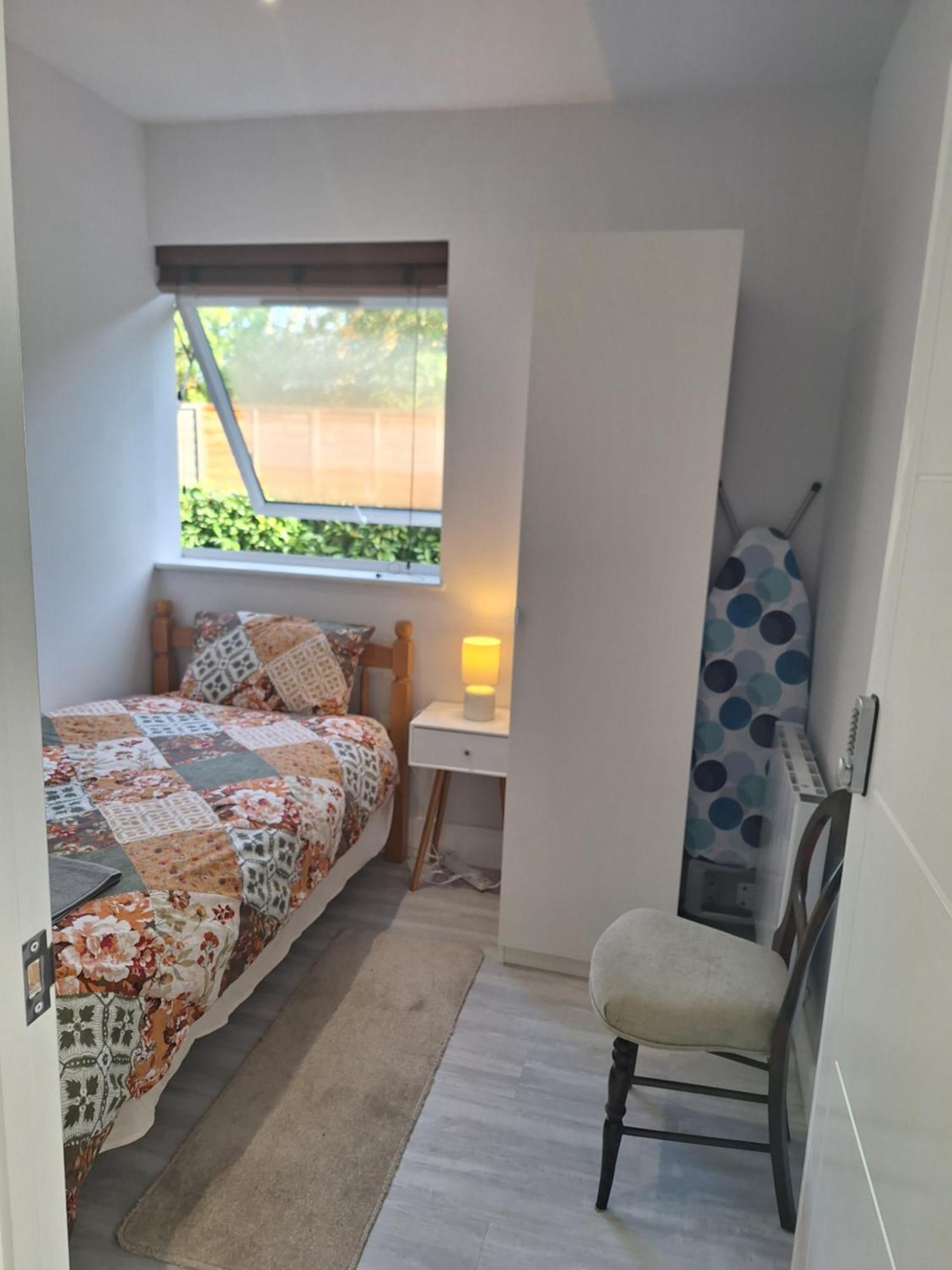 Budget Single Room Only For One Adult - Shared Flat Northolt  Exterior photo