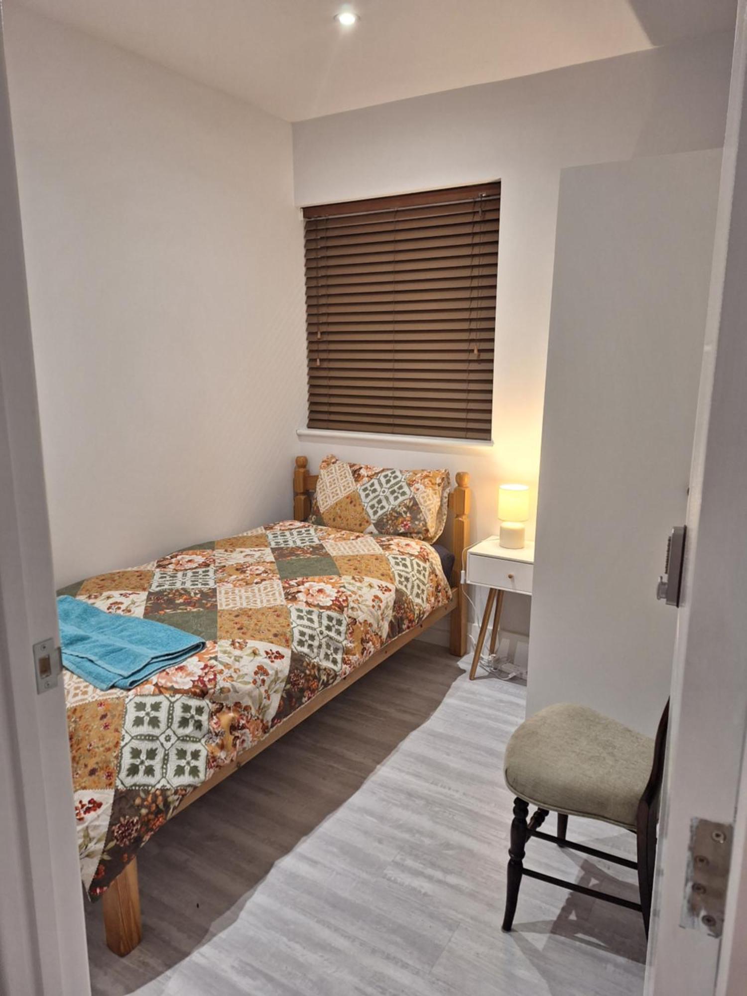 Budget Single Room Only For One Adult - Shared Flat Northolt  Exterior photo